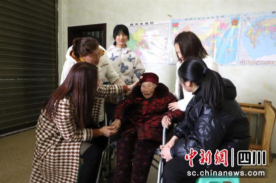 家人與易兆芬老人在一起。申勇 攝