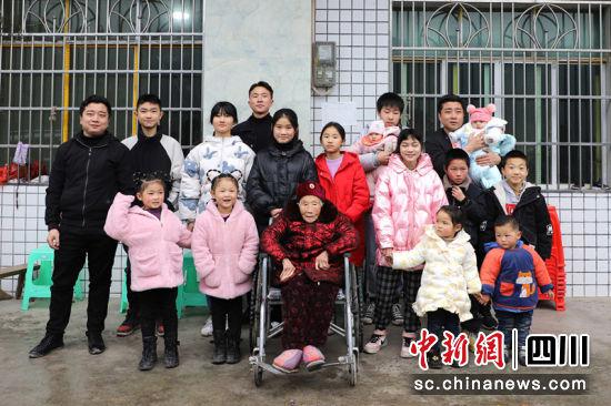 部分家人與易兆芬老人合影。申勇 攝