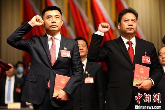 图为刘超（左）、才让太向宪法宣誓。　张添福　摄