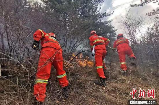 2月19日10时25分许,山西省阳泉市平定县张庄镇范家掌村发生山火。武警山西总队供图