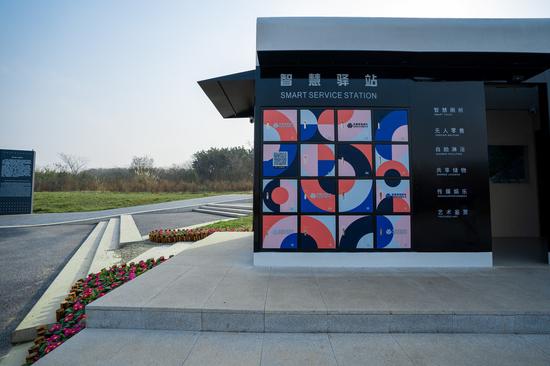 青龙湖二期打造的智能驿站,可为市民提供多种无人自助服务。 摄影 陈碧红