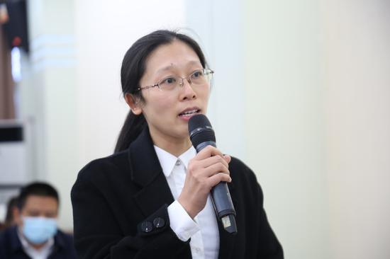3月5日,合江縣紀委十三屆六次全會召開,縣紀委委員符芳向述責述廉者提問(郭志達 攝)