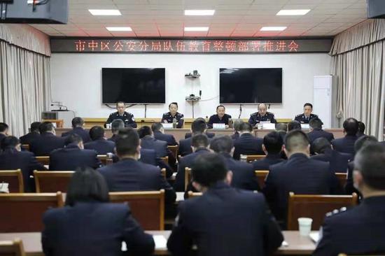 乐山市中区纪委书记朱学军(后排左三)督导区公安分局教育整顿工作
