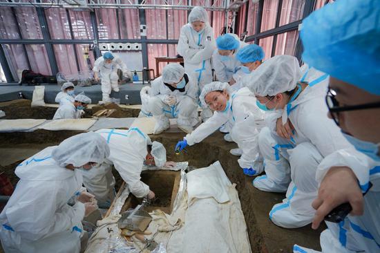 　　6号坑，来自四川大学的同学正在和成都文物考古研究院的工作人员一起讨论处理意见，他们大部分都是年轻的九零后。