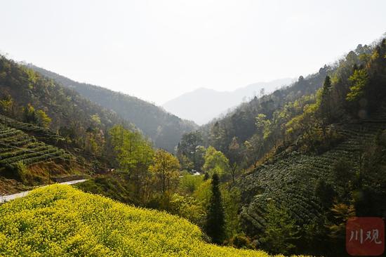 黎青明家门外是大山。