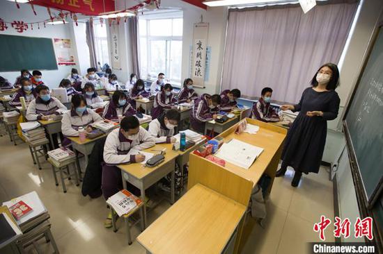 资料图:学生在教室内上课(图文无关)。 中新社记者 张云 摄