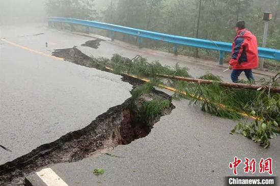 地质人员正在灾害现场对受损道路情况进行调查。　赵飞　摄