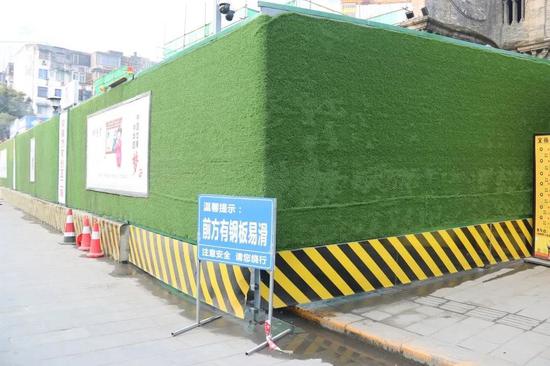 此前成都市城管委督查到一些項目未辦理占道施工許可證,聯系到相關街道責任人進行調查處置。