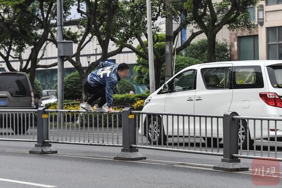 行人横跨护栏