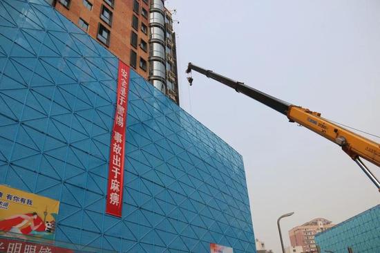 此前成都市城管委督查到一些項目高空作業時未規范設置圍擋,存在安全隱患,責令該項目立即整改。