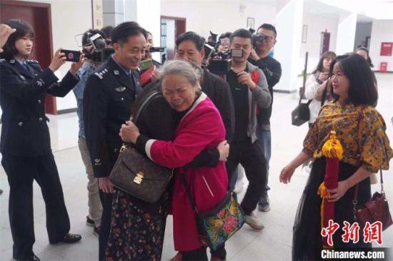 亲生母女37年首次相见。内江警方供图