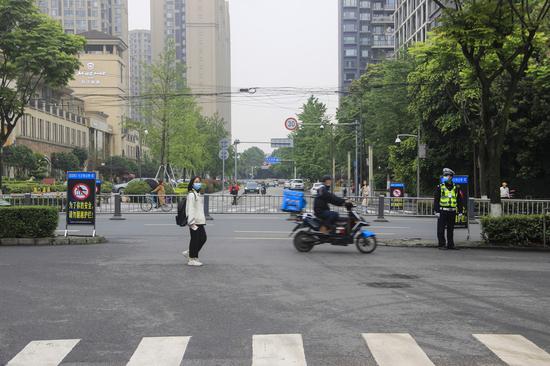 路口增加了警示牌，交警和文明交通劝导员在该路口劝导