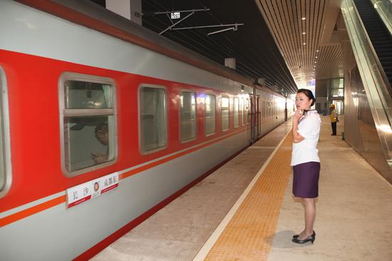 2011年5月8日,成都東站開出的第一趟列車。
