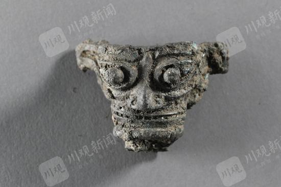 8號坑出土的迷你縱目面具,和三星堆博物館鎮館之寶大縱目面具是不是異曲同工?