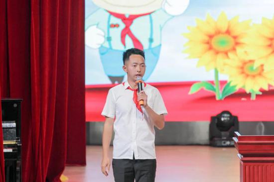 大队辅导员廖老师带领全体少先队员呼号:“准备着,为共产主义事业而奋斗!”