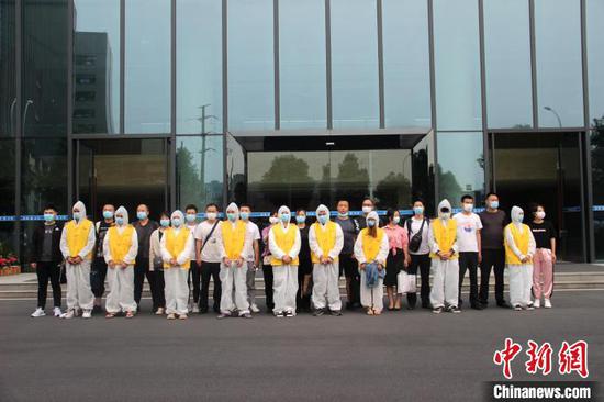 “509”專案組民警將嫌疑人抓獲歸案。 達州市公安局供圖