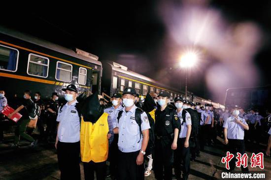 “509”專案組民警將嫌疑人抓獲歸案。 達(dá)州市公安局供圖