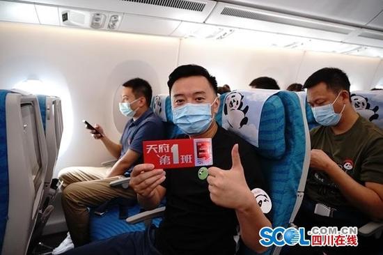 但旭晖，天府机场川航3U8001的首位通过人工柜台办理纸质登机牌的旅客。