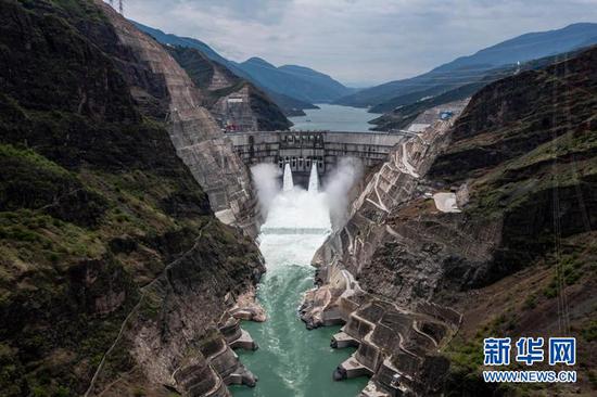 2021年6月28日，金沙江白鹤滩水电站首批机组投产发电。新华社记者 江文耀 摄