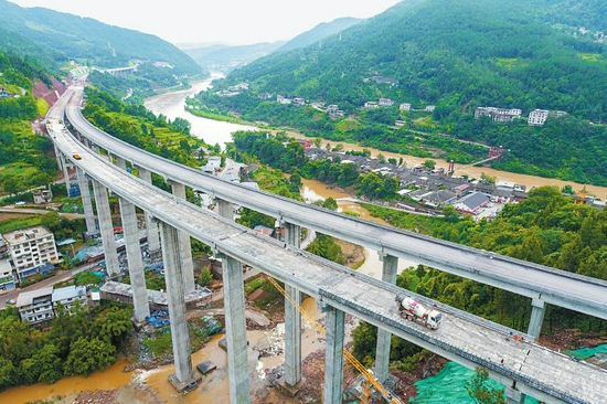 　8月31日，镇广高速王坪至通江段实现双幅贯通。图为镇广高速王通段横跨毛浴古镇。 付海旭 摄