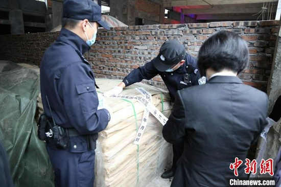貢井區法院女子速執團隊和法警在自貢某公司現場查封被執行公司財產。(四川省高級人民法院 供圖)