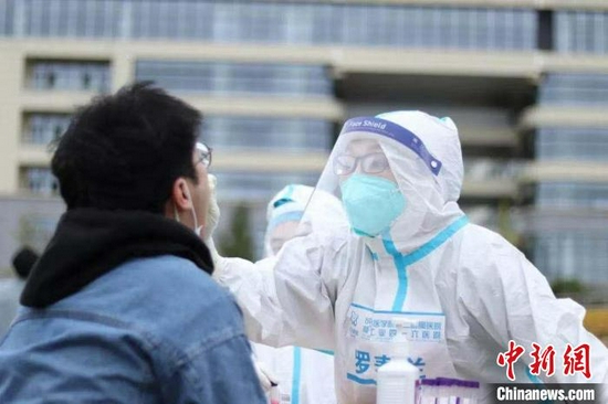 成都理工大学师生进行第二次核酸检测。 成都理工大学供图