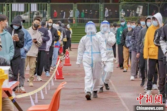 成都理工大学师生进行第二次核酸检测。 成都理工大学供图