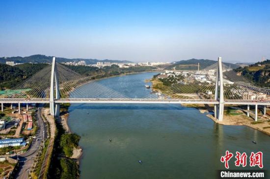 航拍鹽坪壩長江大橋。 蜀道集團供圖