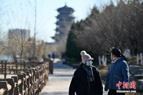 资料图:北京大风降温,市民在永定河公园内游玩。中新社记者 张兴龙 摄