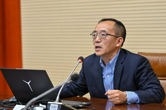 副校长冯建介绍学校商科发展现状与建设思路