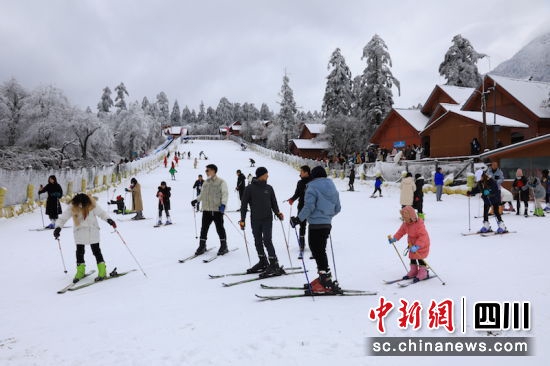 峨眉山景区滑雪场。