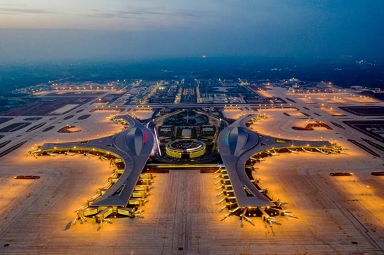 　这是2021年5月7日拍摄的成都天府国际机场。成都天府国际机场是我国“十三五”期间规划建设的最大民用运输枢纽机场（无人机照片）。新华社发（王瑞林摄）