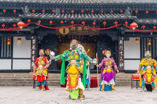 雪中上演五虎上将主题非遗虎戏剧