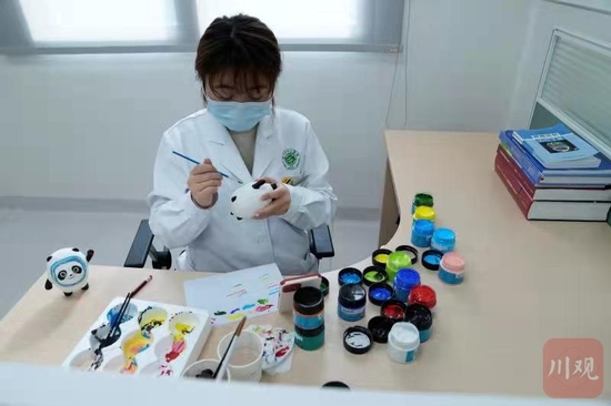 周佳敏動手上色