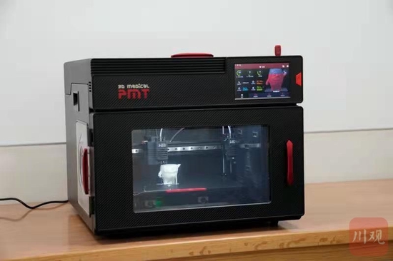 “3D打印设备”头一次完成打印爱心玩具的使命。