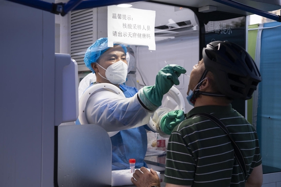 ↑5月9日，广安医务人员在服务点现场为入广人员开展免费核酸采样服务 图据ICphoto