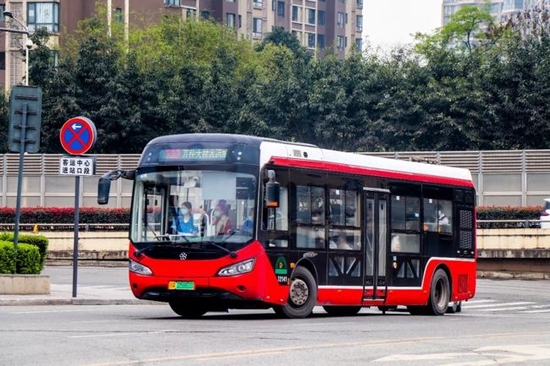 10米純電動公交車“穿梭紅巴”