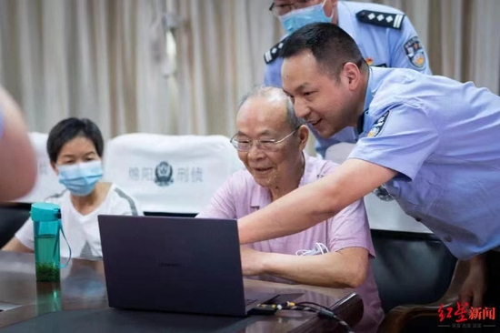 ↑胡祥雨帮助老人视频连线失散数十年的亲人