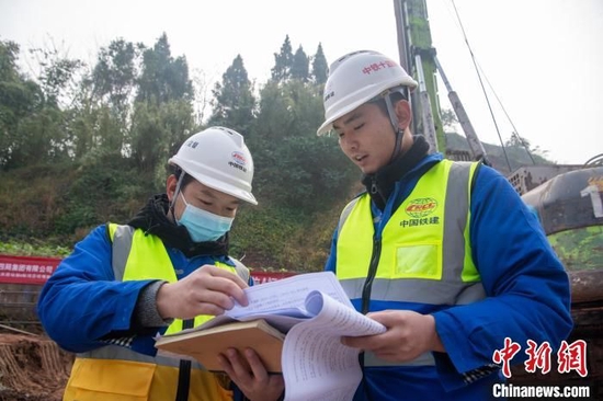 图为铁路建设者正在工作。　长江沿岸铁路集团重庆有限公司供图