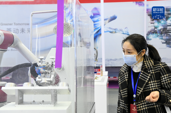 　2022年11月16日，在第十届中国（绵阳）科技城国际科技博览会上，观众观看柔性智能机器人作业。新华社记者唐文豪 摄