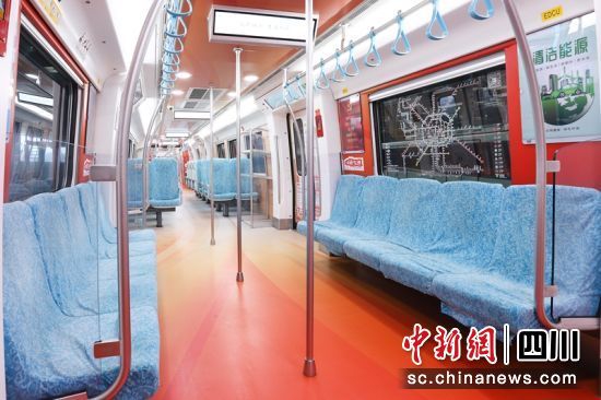 地铁18号线“领航号”主题列车车厢一角。成都地铁供图