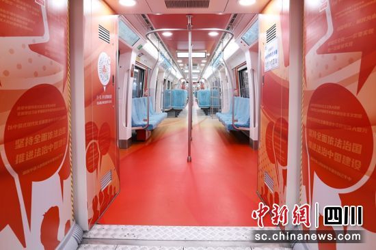 地铁18号线“领航号”主题列车车厢一角。成都地铁供图