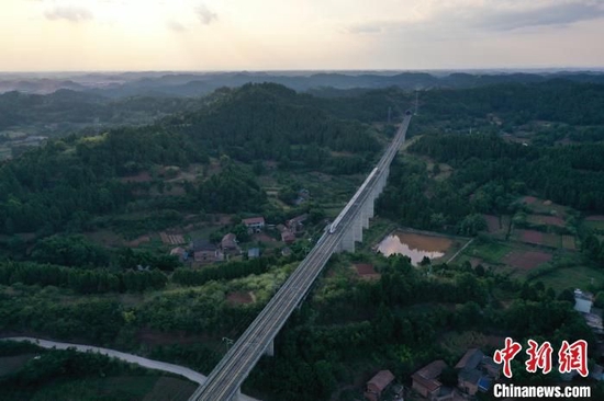 复兴号行驶在成渝大地上。　苏映恺 摄