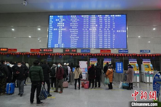 1月中旬，成都东汽车客运站，旅客在大屏前关注车次信息。　邓波　摄