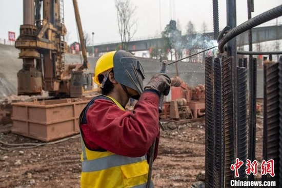 涪江特大桥施工现场工人师傅正在焊接钢筋笼。　刘忠俊 摄