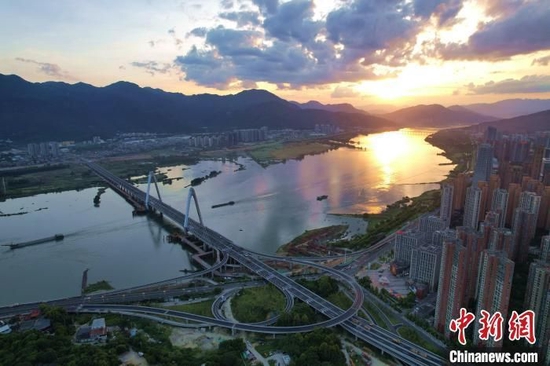 資料圖:夕陽下美麗的福州一景。 王東明 攝