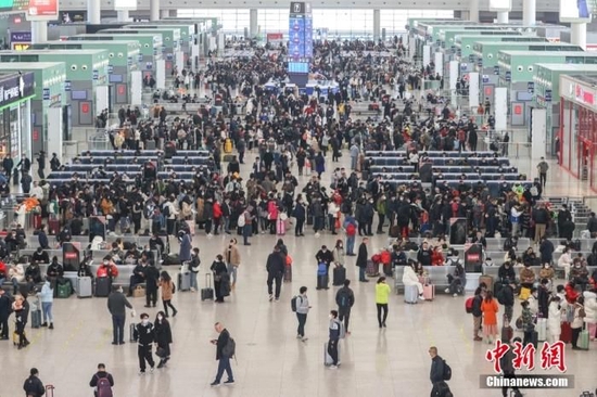 2月15日，江西南昌西站，旅客在候车大厅内等待乘车。当日是2023年春运最后一天。中新社记者 刘力鑫 摄