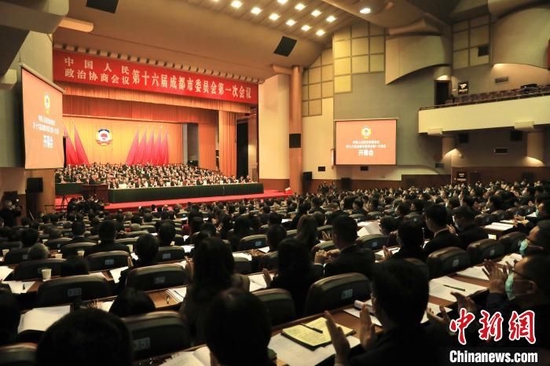 成都市政协十六届一次会议开幕。　王磊　摄