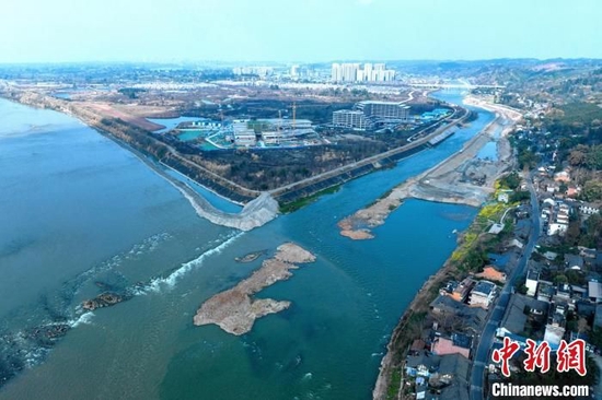 兩江匯合處左岸上是正在建設的江口沉銀博物館,右側府河河河道右邊是正在發掘的江口明末戰場遺址現場。 劉忠俊 攝