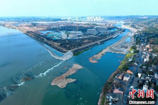 两江汇合处左岸上是正在建设的江口沉银博物馆，右侧府河河河道右边是正在发掘的江口明末战场遗址现场。　刘忠俊 摄